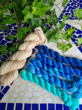 Lade das Bild in den Galerie-Viewer, Strickset Gloria Triangle - (1x100g & 5×20g)