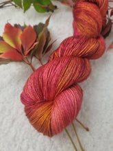 Lade das Bild in den Galerie-Viewer, Merino Silk Sock - Rotes Herbstlaub (Oktober-Special)