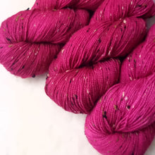 Lade das Bild in den Galerie-Viewer, Donegal Tweed - Hot Pink
