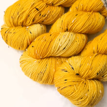 Lade das Bild in den Galerie-Viewer, Donegal Tweed - Sunflower