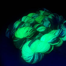 Lade das Bild in den Galerie-Viewer, Merino Silk Sock - Hulk (leuchtet unter UV-Licht)