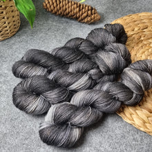 Lade das Bild in den Galerie-Viewer, Merino Sparkle - Thunderstruck