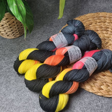 Lade das Bild in den Galerie-Viewer, Platinum Sock - Black Fire