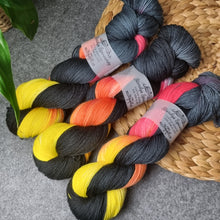 Lade das Bild in den Galerie-Viewer, Platinum Sock - Black Fire