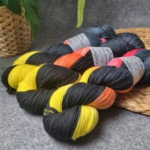 Lade das Bild in den Galerie-Viewer, Platinum Sock - Black Fire