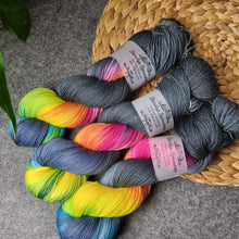Lade das Bild in den Galerie-Viewer, Platinum Sock - Dark Rainbow (Regenbogen)