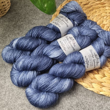 Lade das Bild in den Galerie-Viewer, Silky HT - Ferryman