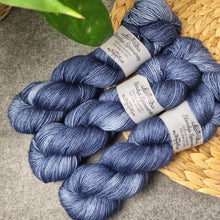 Lade das Bild in den Galerie-Viewer, Silky HT - Ferryman