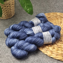 Lade das Bild in den Galerie-Viewer, Silky HT - Ferryman