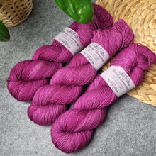 Lade das Bild in den Galerie-Viewer, Yak Sock - Alpenrose