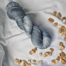 Lade das Bild in den Galerie-Viewer, Merino Silk Sock - Nebelschleier
