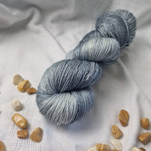 Lade das Bild in den Galerie-Viewer, Merino Silk Sock - Nebelschleier
