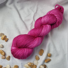 Lade das Bild in den Galerie-Viewer, Merino Silk Sock - Hot Pink