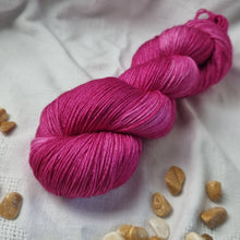 Lade das Bild in den Galerie-Viewer, Merino Silk Sock - Hot Pink