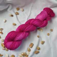 Lade das Bild in den Galerie-Viewer, Platinum Sock - Hot Pink