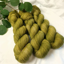 Lade das Bild in den Galerie-Viewer, Yak Sock - Olive