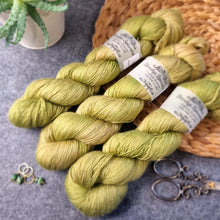 Lade das Bild in den Galerie-Viewer, Kathmandu (Camel/Silk) Lace - Golden Moss