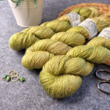 Lade das Bild in den Galerie-Viewer, Kathmandu (Camel/Silk) Lace - Golden Moss