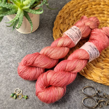 Lade das Bild in den Galerie-Viewer, Kathmandu (Camel/Silk) Lace - Strawberry