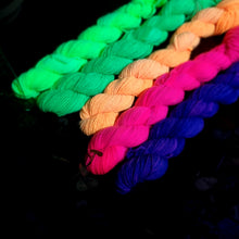 Lade das Bild in den Galerie-Viewer, Colourwork Mini-Set - Neon (leuchtet unter UV-Licht) (5×20g)