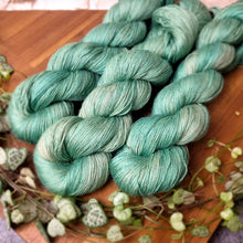 Lade das Bild in den Galerie-Viewer, Kathmandu (Camel/Silk) Lace - Smaragd