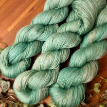 Lade das Bild in den Galerie-Viewer, Kathmandu (Camel/Silk) Lace - Smaragd