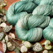 Lade das Bild in den Galerie-Viewer, Kathmandu (Camel/Silk) Lace - Smaragd