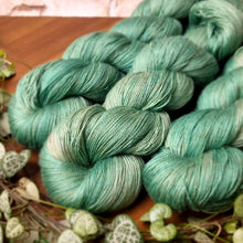 Lade das Bild in den Galerie-Viewer, Kathmandu (Camel/Silk) Lace - Smaragd