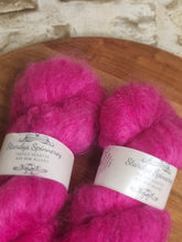 Lade das Bild in den Galerie-Viewer, Éire - Hot Pink
