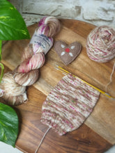 Lade das Bild in den Galerie-Viewer, Merino Silk Sock - Weihnachten 2025 (Lebkuchen)
