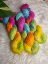 Lade das Bild in den Galerie-Viewer, Merino Silk Sock - Disco Summer 2025 (Regenbogen)
