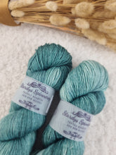 Lade das Bild in den Galerie-Viewer, Merino Silk Sock - Soft Emerald
