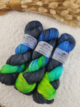 Lade das Bild in den Galerie-Viewer, Merino Silk Sock - Dark Aurora
