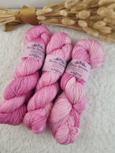 Lade das Bild in den Galerie-Viewer, Merino Silk Sock - Sahnebonbon
