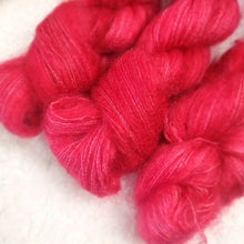 Lade das Bild in den Galerie-Viewer, Silky Mohair Flausch - Kirsche
