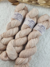 Lade das Bild in den Galerie-Viewer, Platinum Sock - Sandelholz
