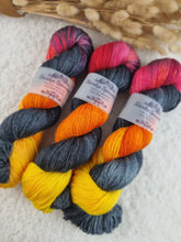 Lade das Bild in den Galerie-Viewer, Merino Silk Sock - Dark Fire
