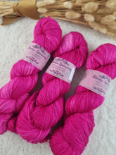 Lade das Bild in den Galerie-Viewer, Merino Silk Sock - Hot Pink
