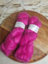 Lade das Bild in den Galerie-Viewer, Éire - Hot Pink
