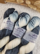 Lade das Bild in den Galerie-Viewer, Merino Silk Sock - Hold your Zebras
