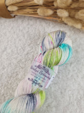 Lade das Bild in den Galerie-Viewer, Merino Silk Sock - Landschaftspark (Sonderfärbung)
