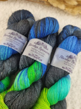 Lade das Bild in den Galerie-Viewer, Merino Silk Sock - Dark Aurora
