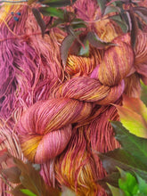 Lade das Bild in den Galerie-Viewer, Merino Silk Sock - Rotes Herbstlaub (Oktober-Special)
