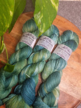 Lade das Bild in den Galerie-Viewer, Angel Delight - Iguana
