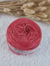 Lade das Bild in den Galerie-Viewer, Kathmandu (Camel/Silk) Lace - Strawberry (gewickelt)
