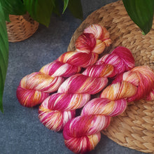 Lade das Bild in den Galerie-Viewer, Merino Silk Sock - Girlpower
