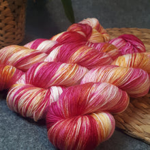 Lade das Bild in den Galerie-Viewer, Merino Silk Sock - Girlpower
