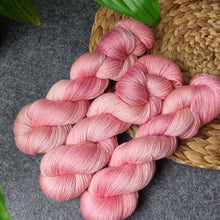 Lade das Bild in den Galerie-Viewer, Merino Shawl Silk - Rose
