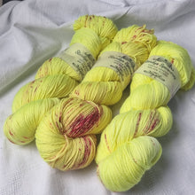 Lade das Bild in den Galerie-Viewer, Merino Silk Sock - Two Tone Dahlia (neongelb, leuchtet unter UV Licht)

