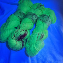 Lade das Bild in den Galerie-Viewer, Merino Silk Sock - Two Tone Dahlia (neongelb, leuchtet unter UV Licht)
